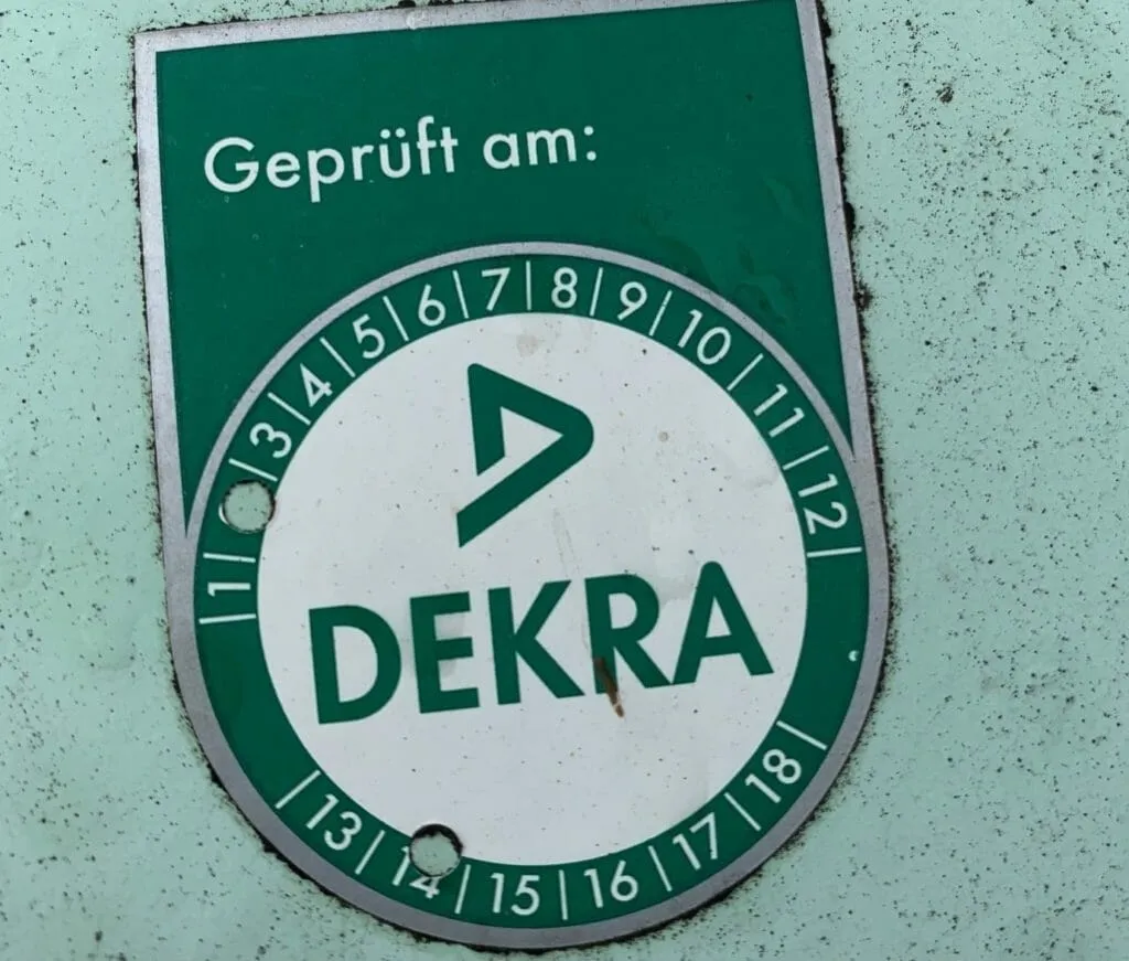 Innere Prüfung eines Flüssiggastanks mit Prüfplaketten von TÜV und DEKRA