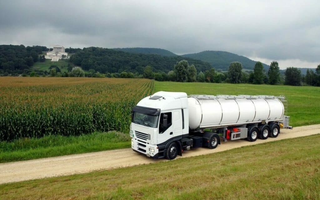 Weißes Tankfahrzeug mit Fluessiggas Ladung auf einer Landstrasse